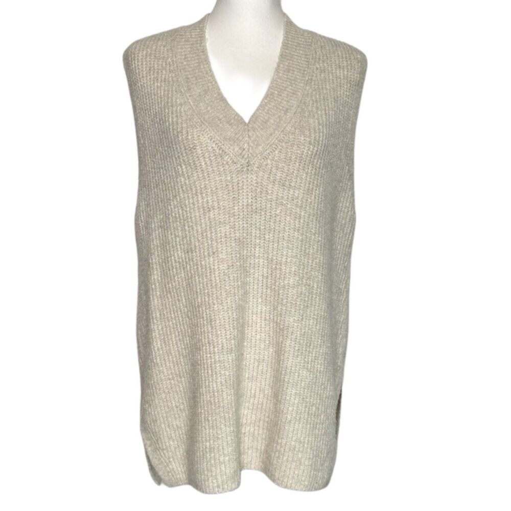 Vince Camuto Tunic Knit Sweater Vest V Neck Sleeveless Medium Preppy Clean Girl